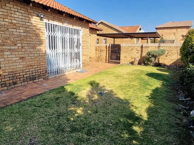 3 Bedroom Simplex To Let in Heuwelsig Estate
