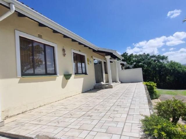 4 Bedroom House For Sale in Umhlatuzana