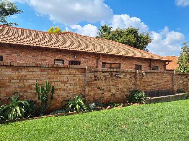 3 Bedroom Simplex For Sale in Willow Park Manor