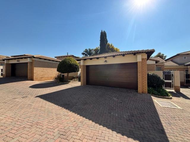 3 Bedroom Simplex For Sale in Moreleta Park
