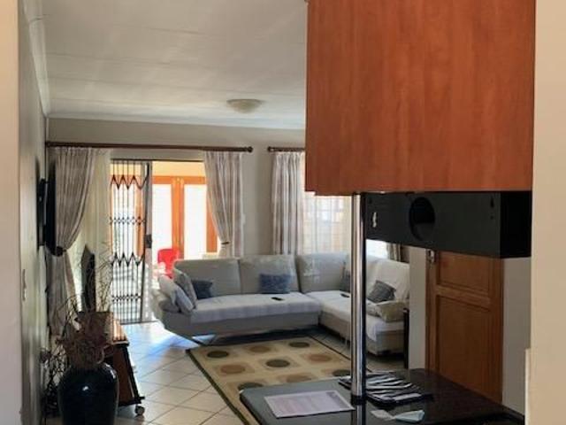 3 Bedroom Simplex For Sale in Moreleta Park