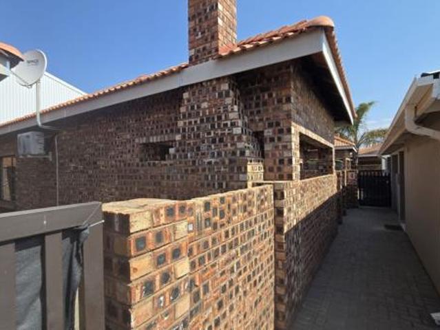 3 Bedroom Simplex in Verwoerdpark