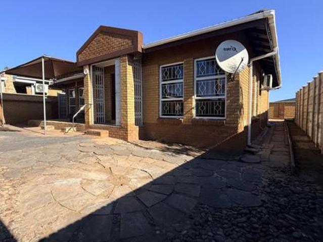 3 Bedroom Simplex in Arboretum