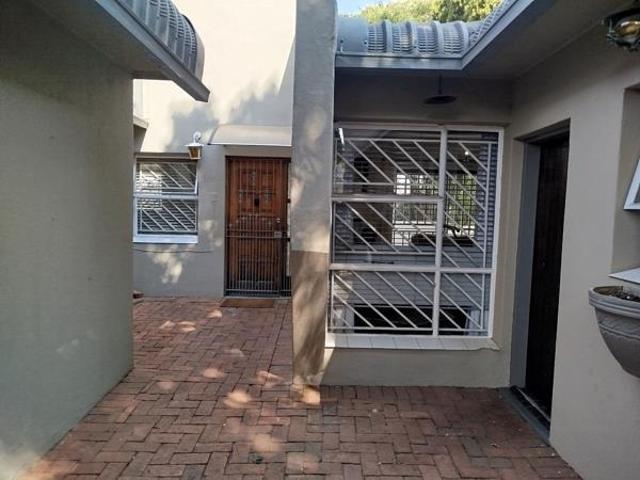 3 Bedroom Simplex in Die Hoewes