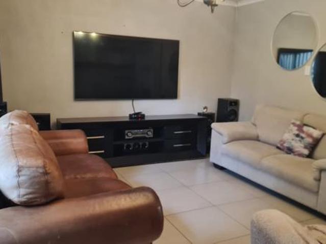 3 Bedroom Simplex in Die Hoewes