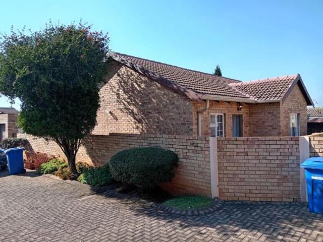 3 Bedroom Simplex in Heuwelsig Estate