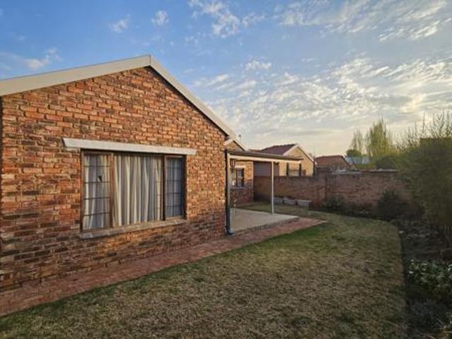 3 Bedroom Simplex in Mooivallei Park