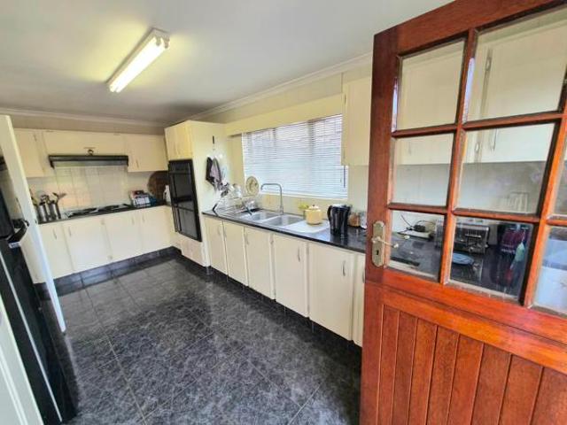 3 Bedroom Simplex in Oak Park