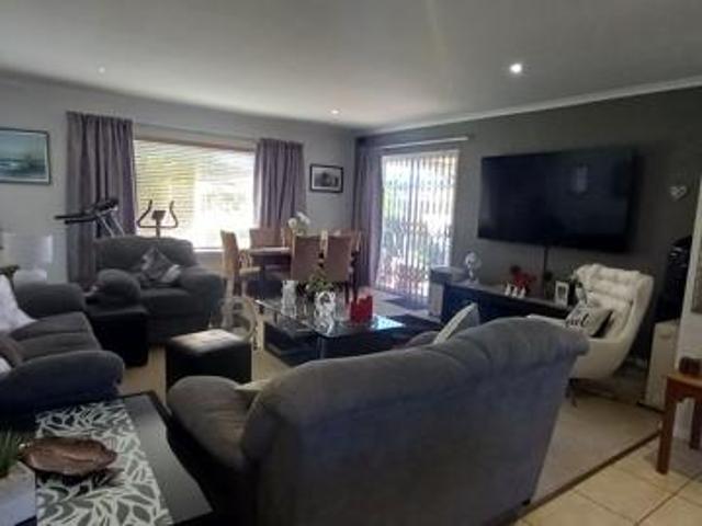 3 Bedroom Simplex in Sherwood