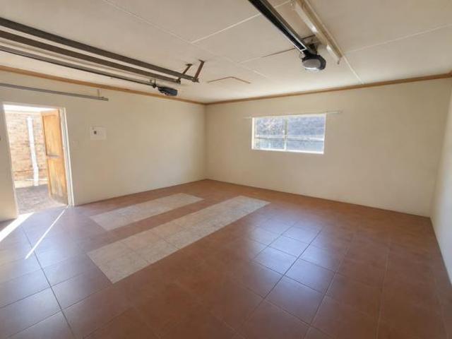 3 Bedroom Simplex in Signal Hill