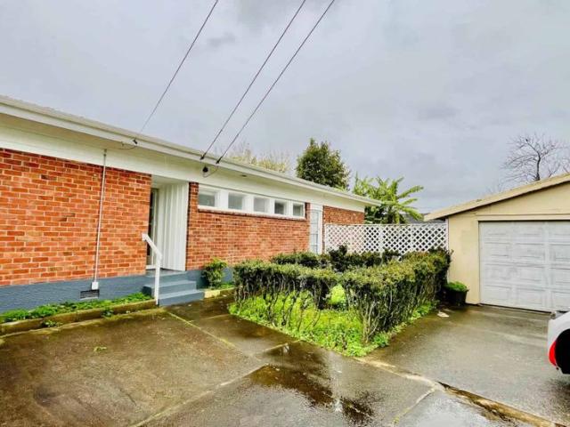 3 bedroom with Double Garage Popular location