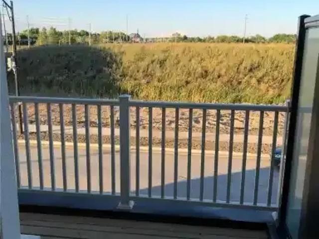 3 Bedroom Townhouse Milton ON 103487556
