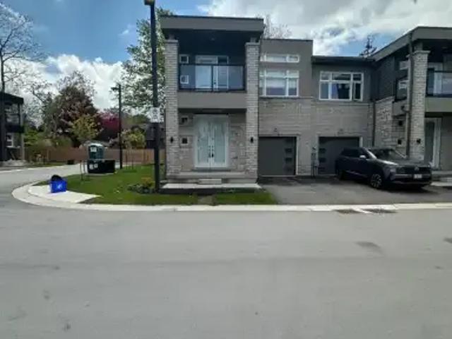 3 Bedroom Townhouse Niagara Falls ON 102339175