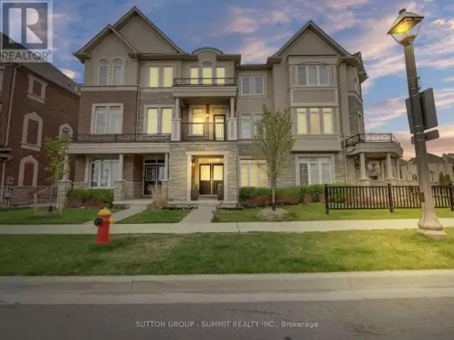 3 Bedroom Townhouse Oakville ON 104142829