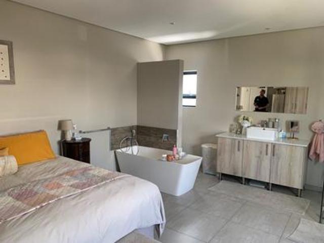 3 bedroom townhouse on the market on.