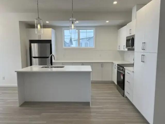 3 Bedroom Townhouse Airdrie AB 104563538