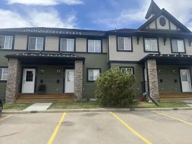 3 Bedroom Townhouse Airdrie AB 102847077