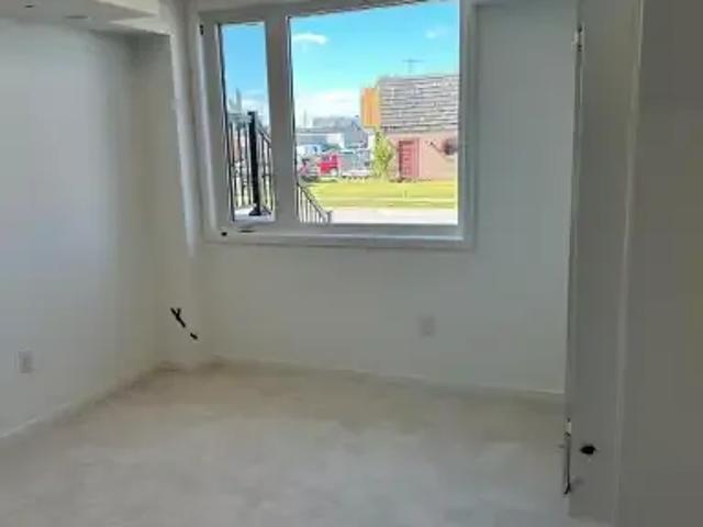 3 Bedroom Townhouse Ajax ON LS102794878