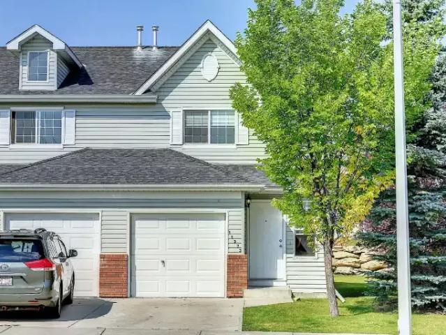 3 Bedroom Townhouse Calgary AB 104180365