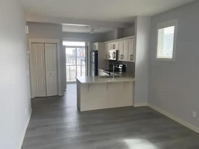 3 Bedroom Townhouse Calgary AB 104180418