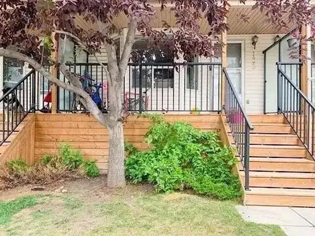 3 Bedroom Townhouse Calgary AB 104180698