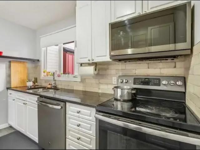 3 Bedroom Townhouse Calgary AB 104181027