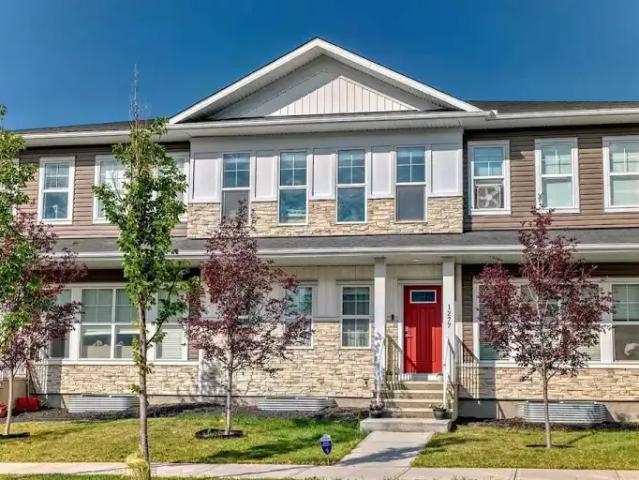3 Bedroom Townhouse Calgary AB 104181071
