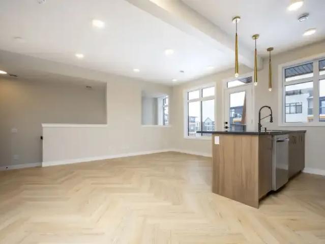 3 Bedroom Townhouse Calgary AB 104181128