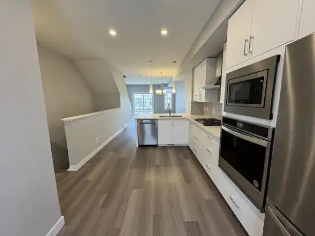 3 Bedroom Townhouse Calgary AB 104181210