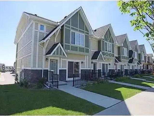 3 Bedroom Townhouse Calgary AB 104181521
