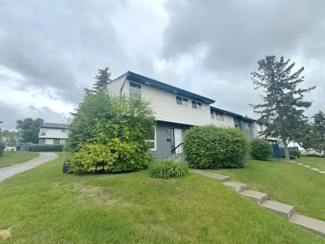 3 Bedroom Townhouse Calgary AB 104181732