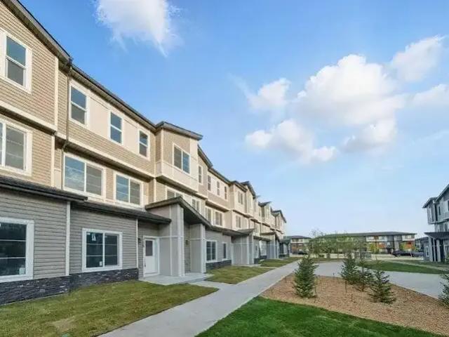 3 Bedroom Townhouse Calgary AB 104183044