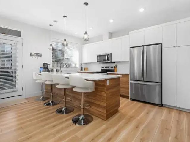 3 Bedroom Townhouse Calgary AB 104223988