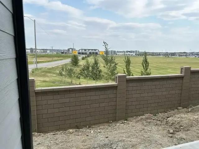 3 Bedroom Townhouse Calgary AB 104256942