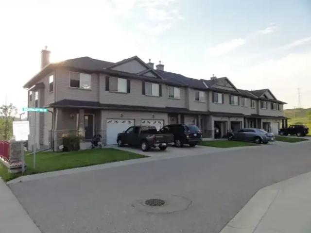3 Bedroom Townhouse Calgary AB 104257272