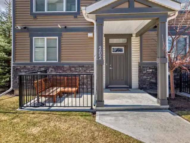 3 Bedroom Townhouse Calgary AB 104322332