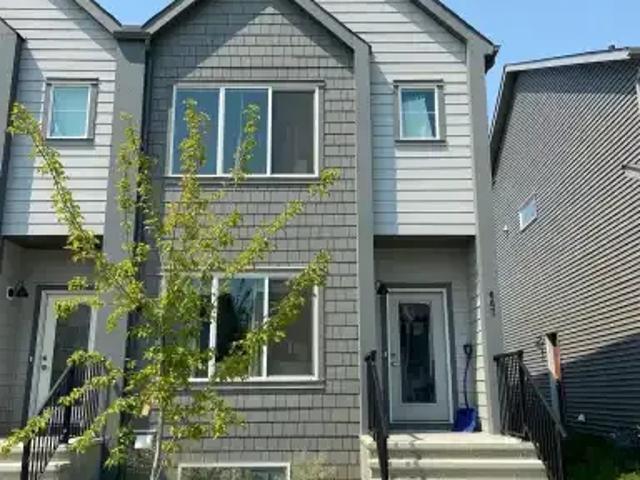 3 Bedroom Townhouse Calgary AB 104362293
