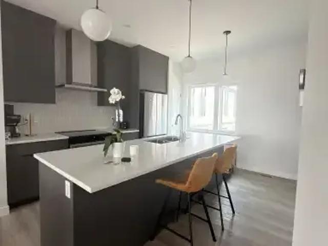 3 Bedroom Townhouse Calgary AB 104434233