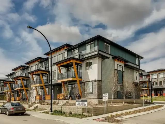 3 Bedroom Townhouse Calgary AB 104434295