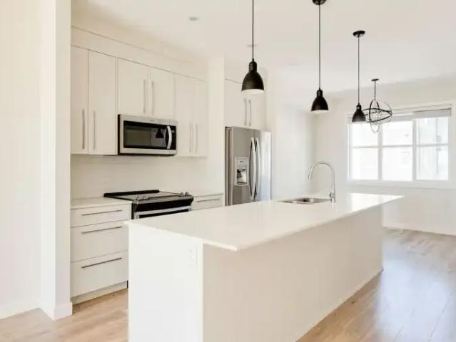 3 Bedroom Townhouse Calgary AB 104535530