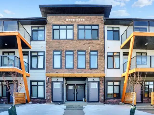 3 Bedroom Townhouse Calgary AB 104563533