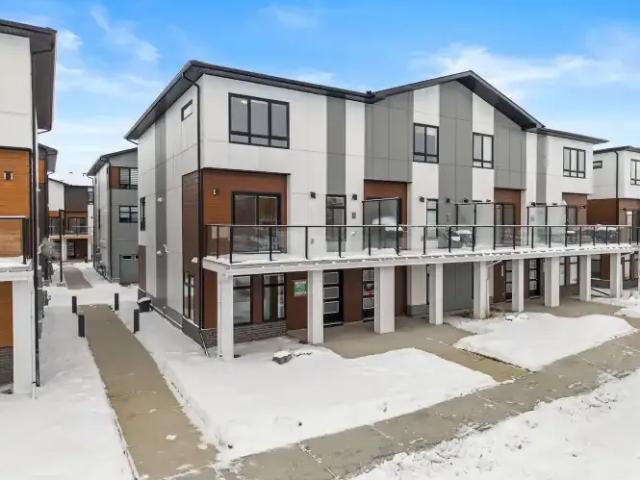 3 Bedroom Townhouse Calgary AB 104598375