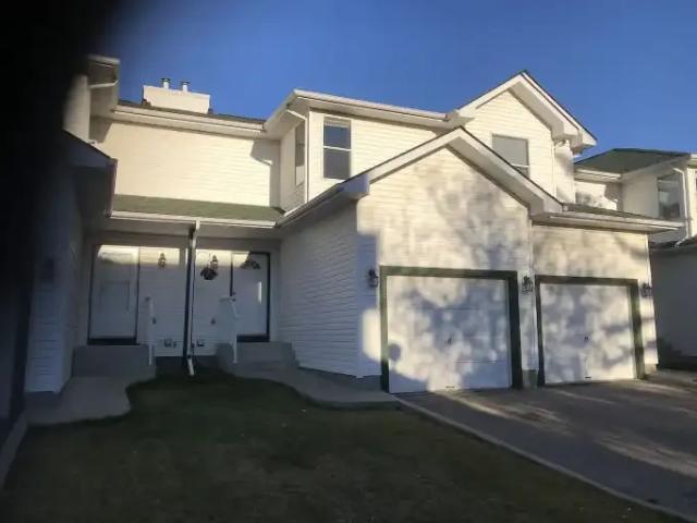 3 Bedroom Townhouse Calgary AB 104638303