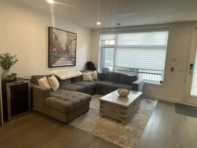 3 Bedroom Townhouse Calgary AB 104876718