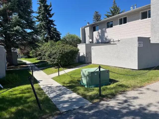 3 Bedroom Townhouse Calgary AB 104940240