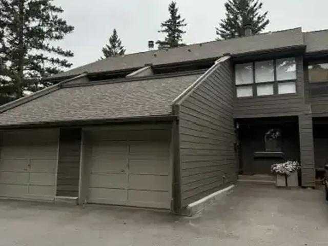 3 Bedroom Townhouse Calgary AB 104991572