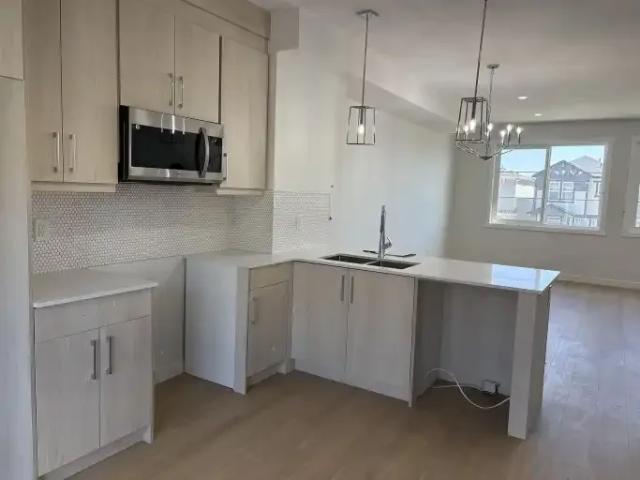 3 Bedroom Townhouse Calgary AB 102052384