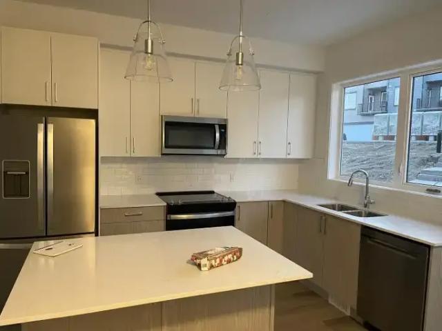 3 Bedroom Townhouse Calgary AB 102847340