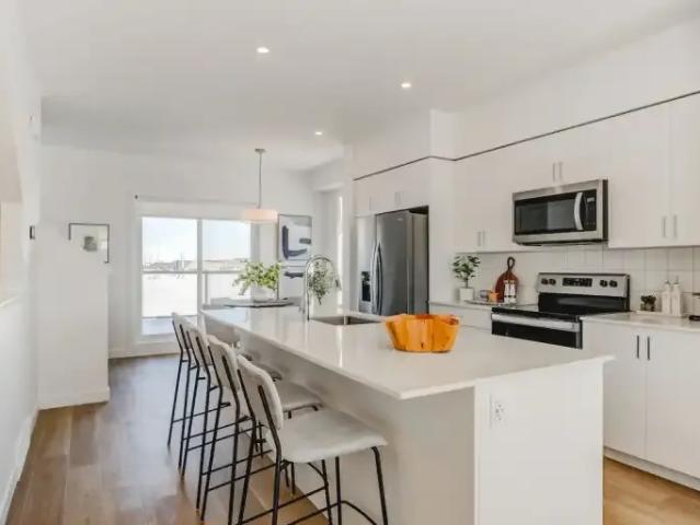 3 Bedroom Townhouse Calgary AB 103879002