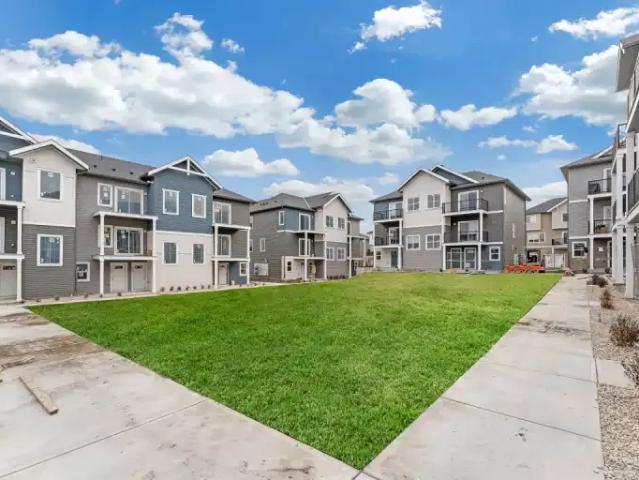 3 Bedroom Townhouse Cochrane AB 102366477